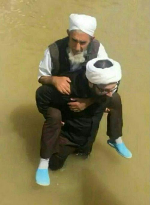 حمل روحانی اهل سنت از سوی روحانی اهل تشیع