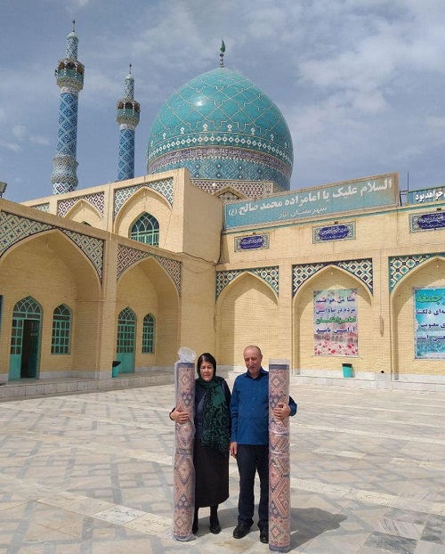 اهدا دو تخته فرش به امازاده محمد صالح(ع) انار از سوی یک زوج اهل جمهوری آذربایجان